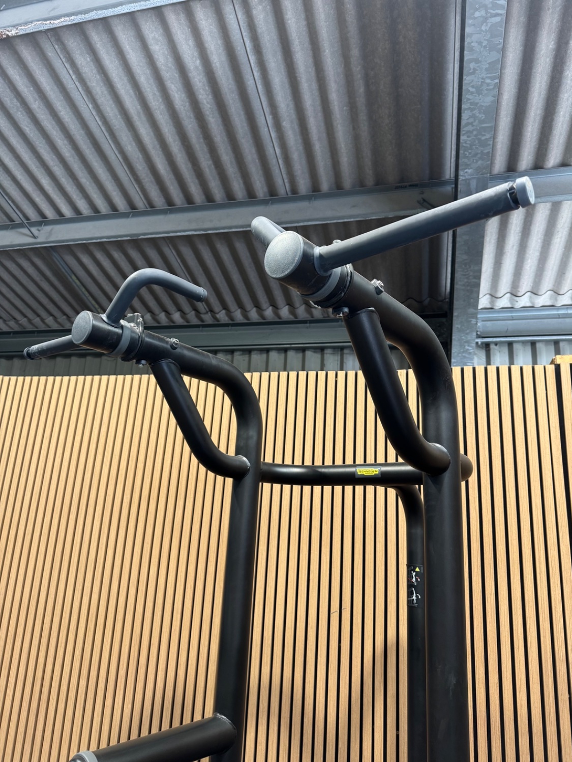 Technogym Element+ Kneeling Easy Chin Dip (MB91) Black Black - Image 2