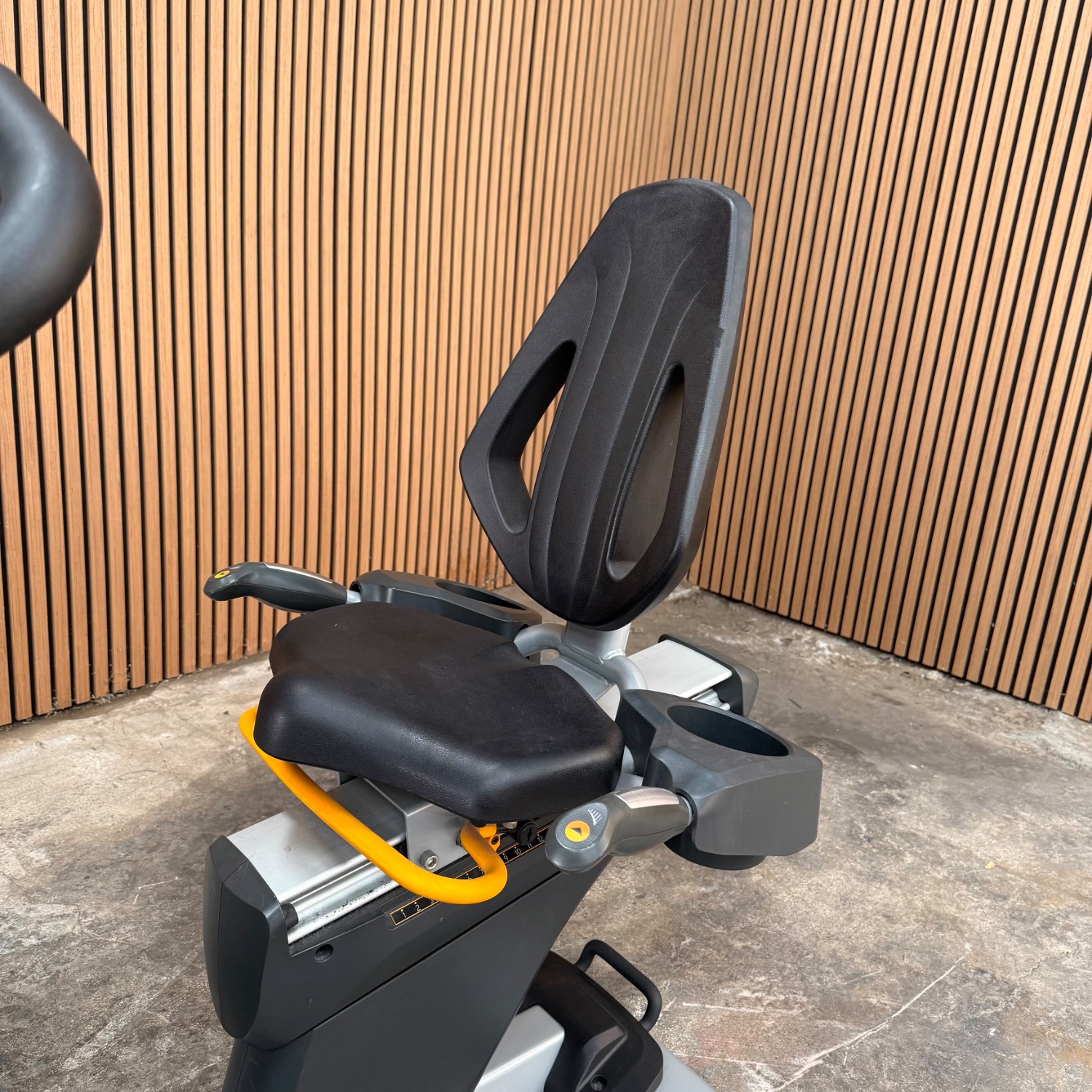 Matrix Performance R7xi Recumbent Bike - Image 7