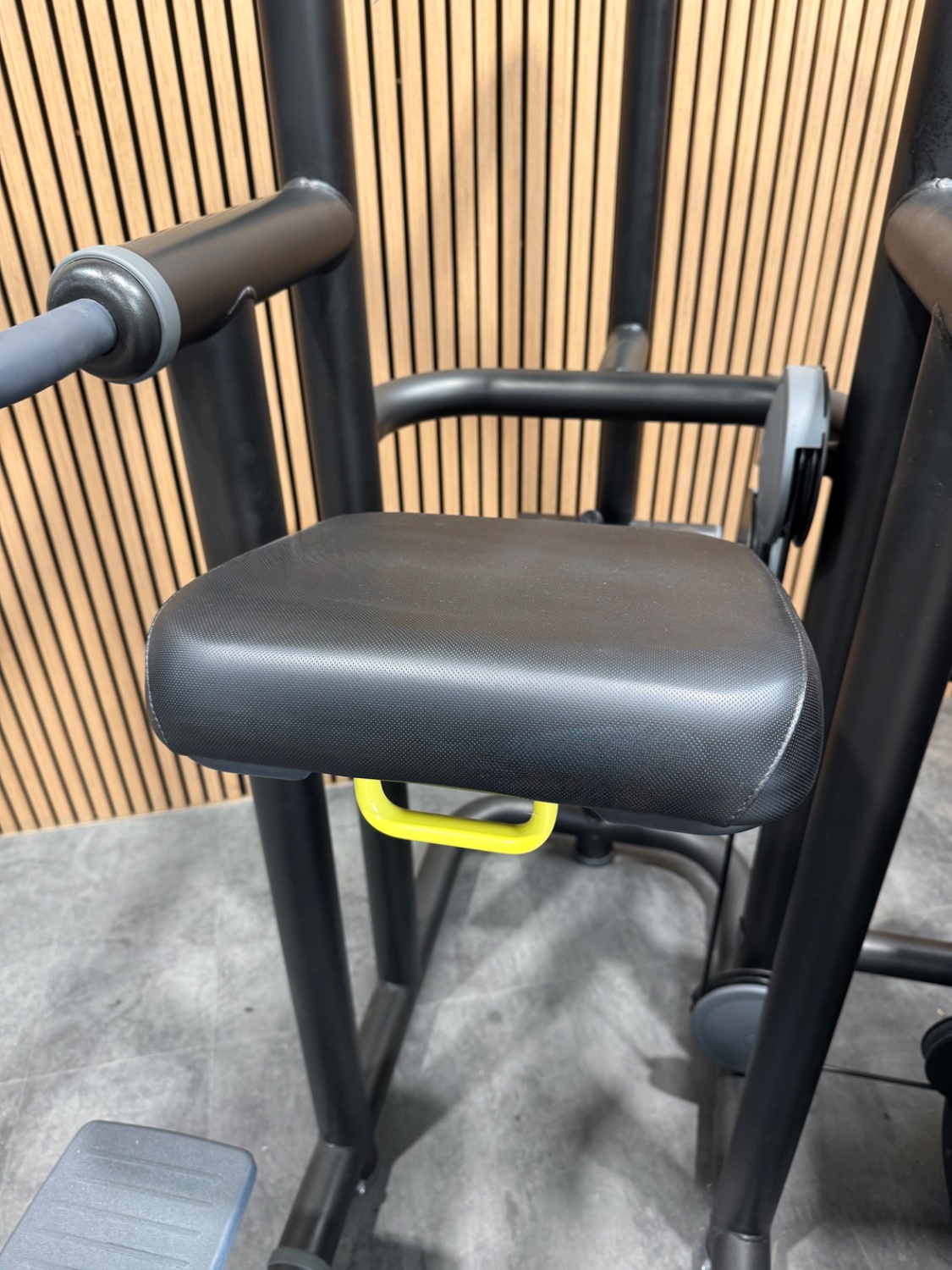 Technogym Element+ Kneeling Easy Chin Dip (MB91) Black Black - Image 5