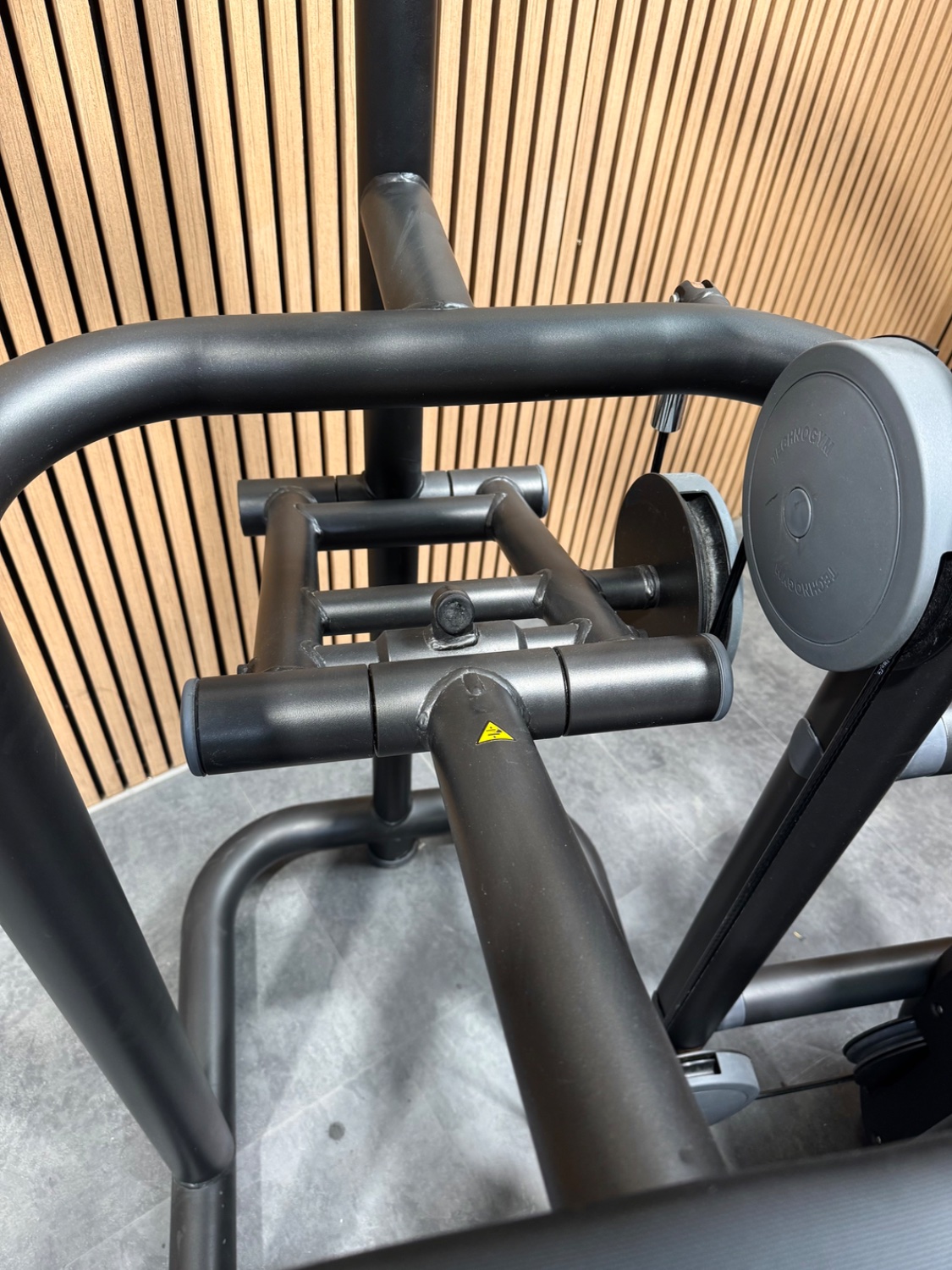 Technogym Element+ Kneeling Easy Chin Dip (MB91) Black Black - Image 3