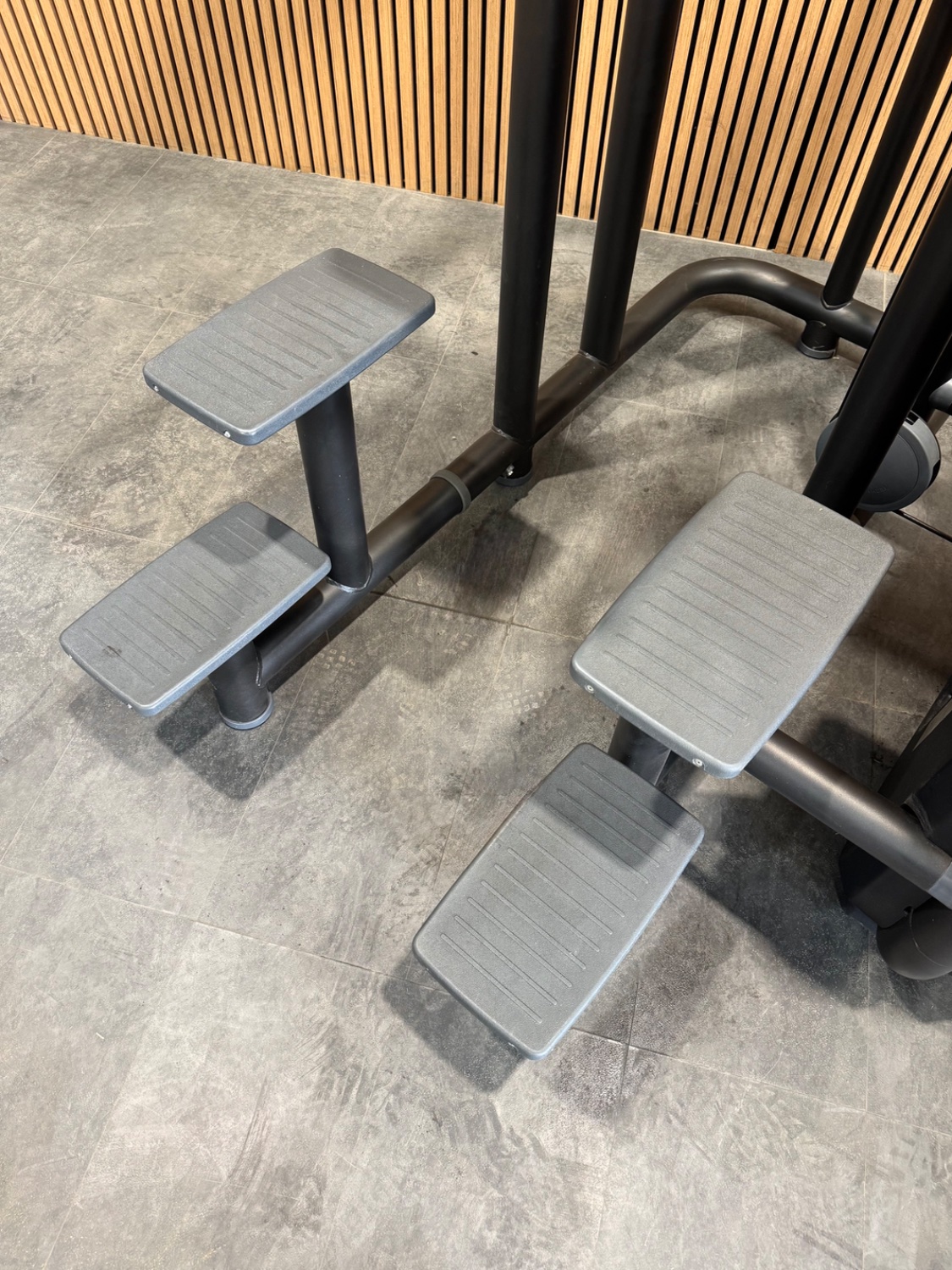 Technogym Element+ Kneeling Easy Chin Dip (MB91) Black Black - Image 4