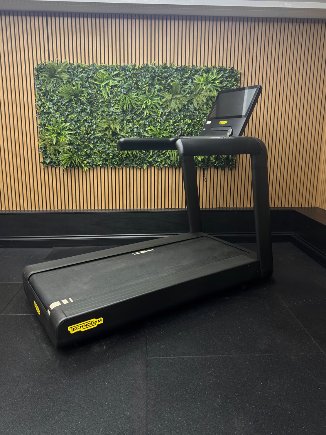 Technogym Excite LIVE (DFKUAQ4) RUN LIVE 7000 19" Meteor Black - Image 2