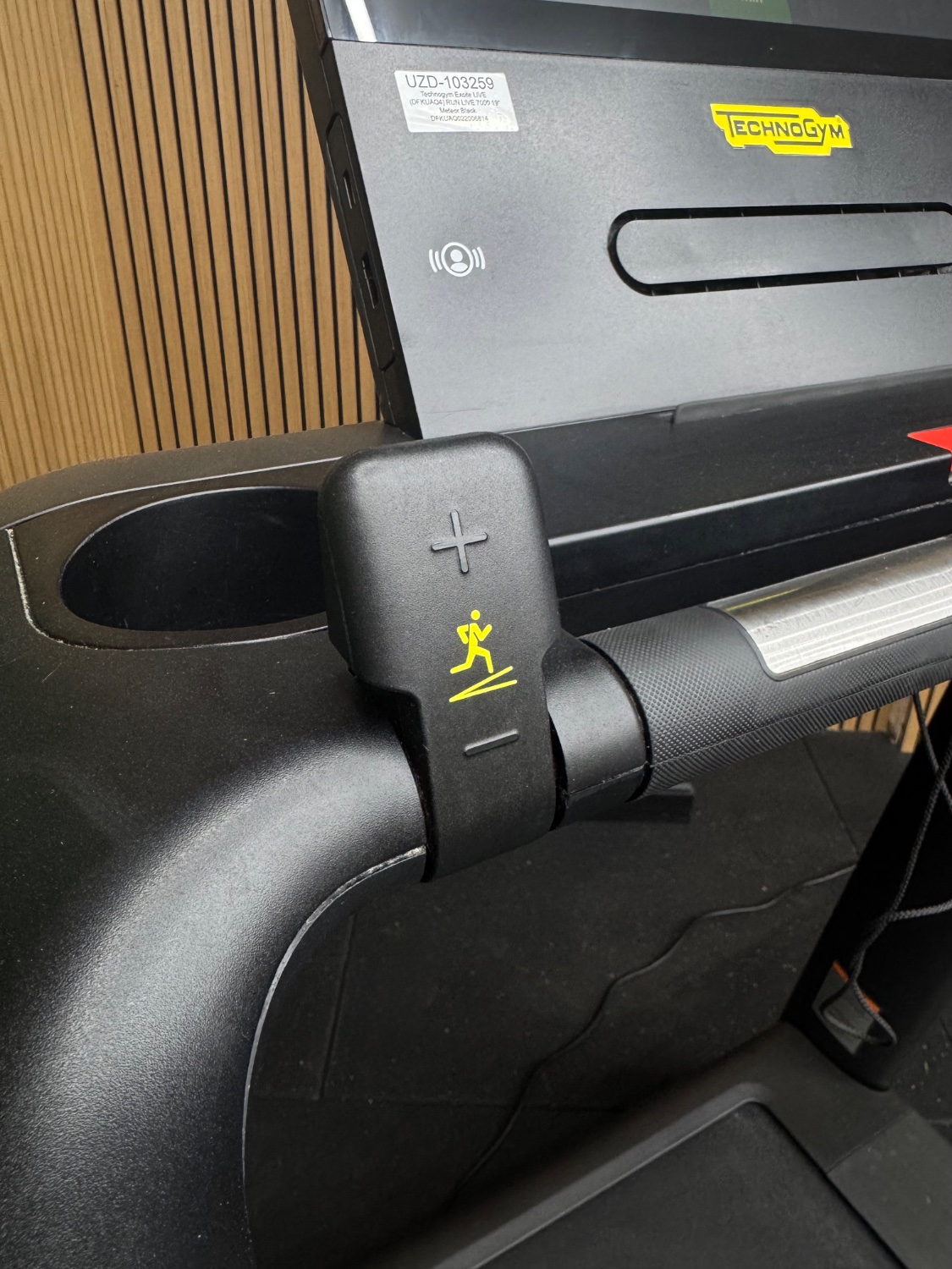 Technogym Excite LIVE (DFKUAQ4) RUN LIVE 7000 19" Meteor Black - Image 6