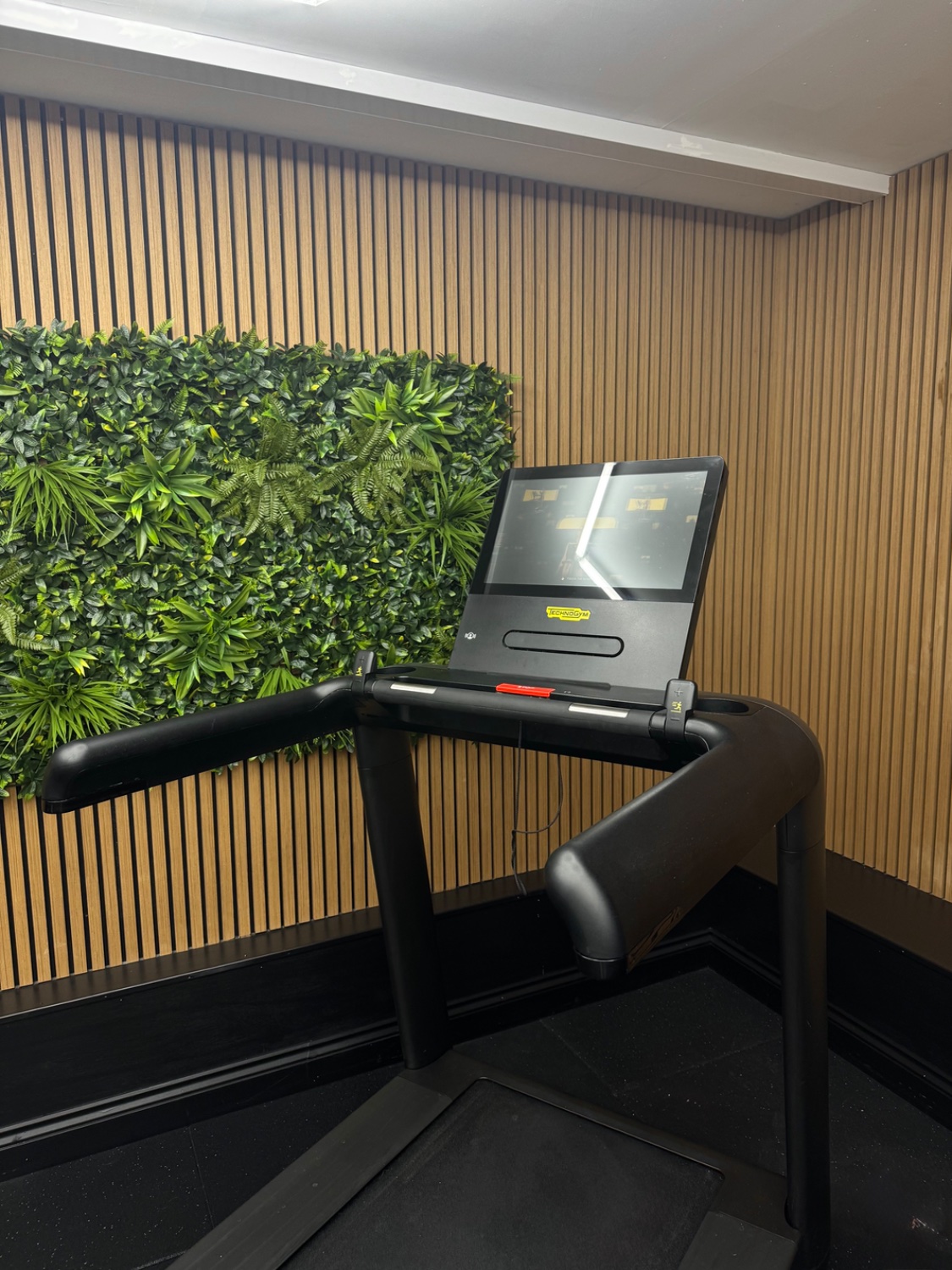 Technogym Excite LIVE (DFKUAQ4) RUN LIVE 7000 19" Meteor Black - Image 3
